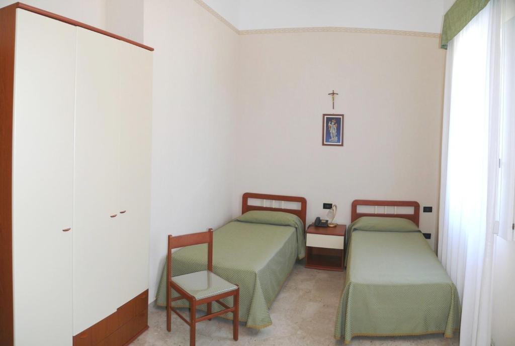 Albergo Casa Del Pellegrino Monte SantʼAngelo Δωμάτιο φωτογραφία