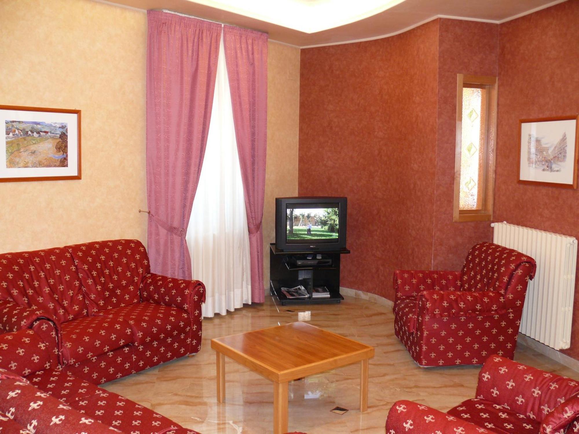 Albergo Casa Del Pellegrino Monte SantʼAngelo Εξωτερικό φωτογραφία